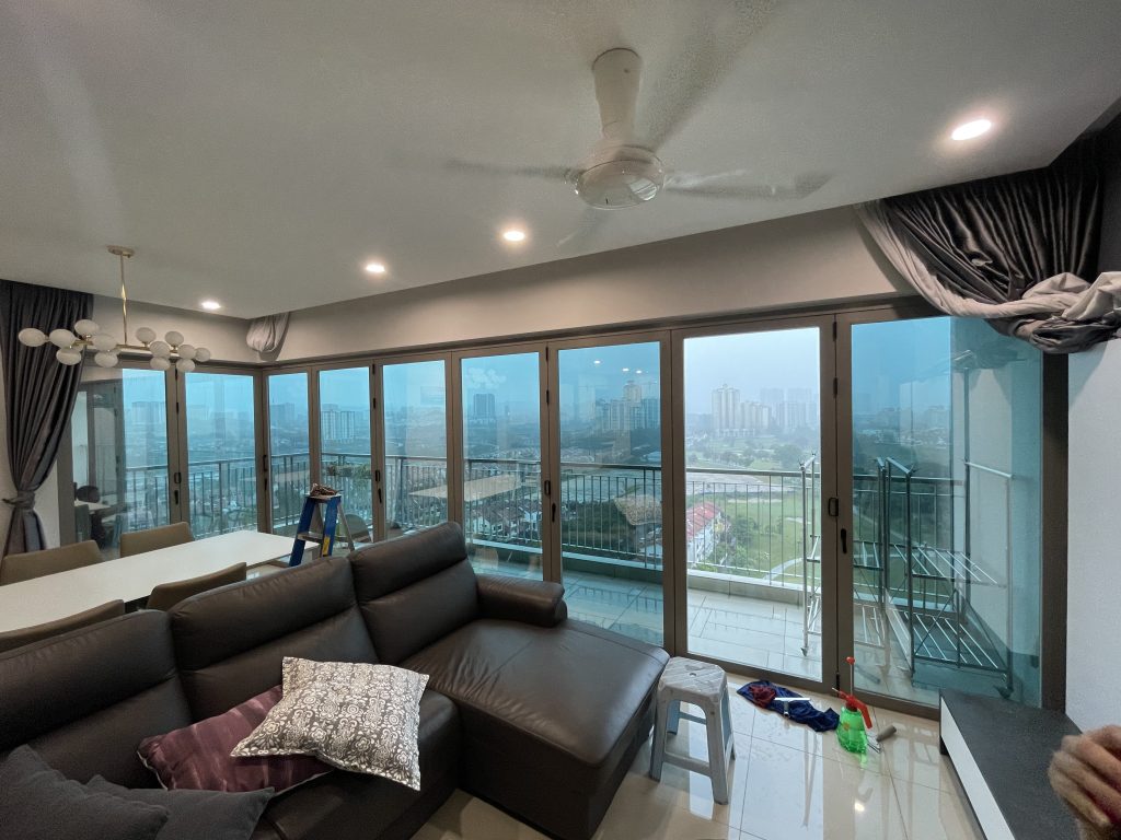 Tạo không gian rộng hơn nhờ kính quá khổ